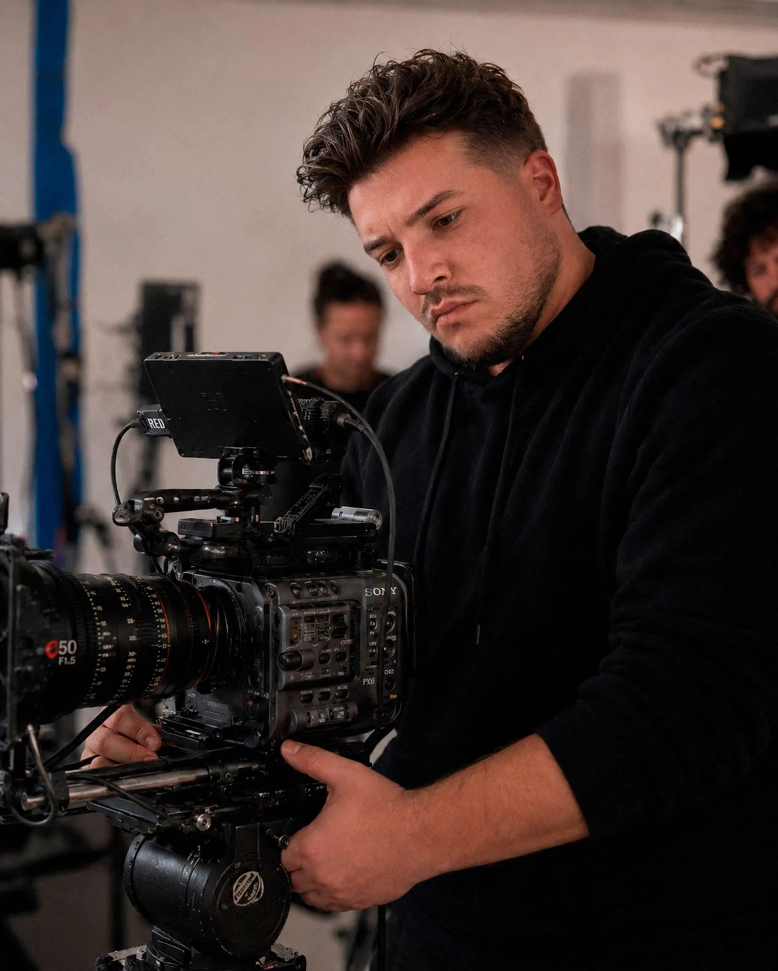 Marcos Robert Moreno operando cámara de cine profesional